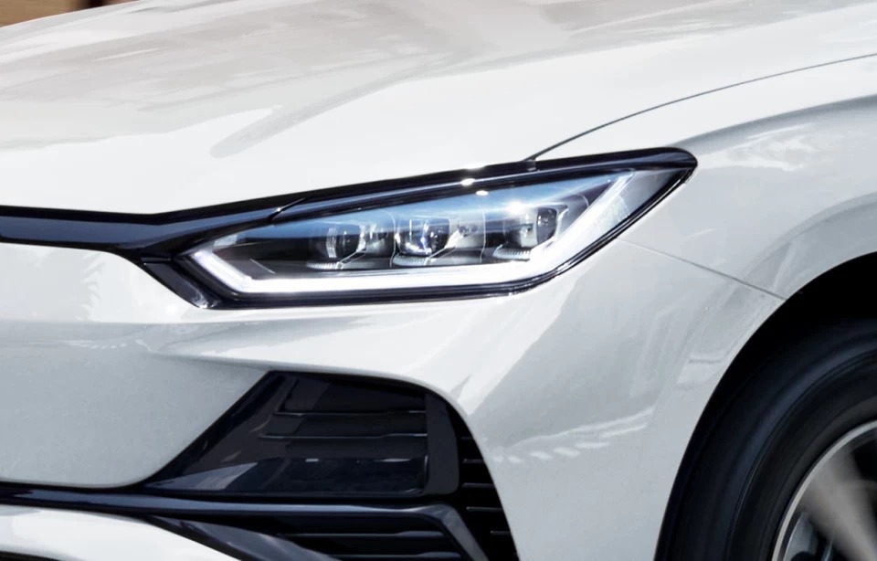 Притягивающие взгляд фары