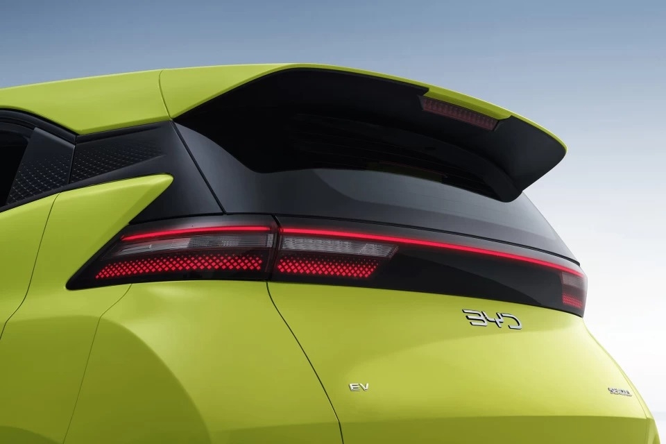 Монобровь задних фонарей с элементом дизайна